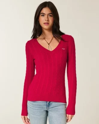 Ikonischer Pullover mit V-Ausschnitt und Zopfmuster Ikonischer Pullover mit V-Ausschnitt und Zopfmuster