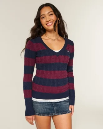 Ikonischer Pullover mit V-Ausschnitt und Zopfmuster