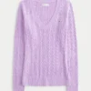 Ikonischer Pullover mit V-Ausschnitt und Zopfmuster Ikonischer Pullover mit V-Ausschnitt und Zopfmuster