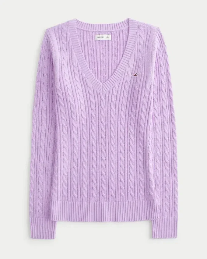 Ikonischer Pullover mit V-Ausschnitt und Zopfmuster Ikonischer Pullover mit V-Ausschnitt und Zopfmuster