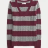 Ikonischer Pullover mit V-Ausschnitt und Zopfmuster Ikonischer Pullover mit V-Ausschnitt und Zopfmuster