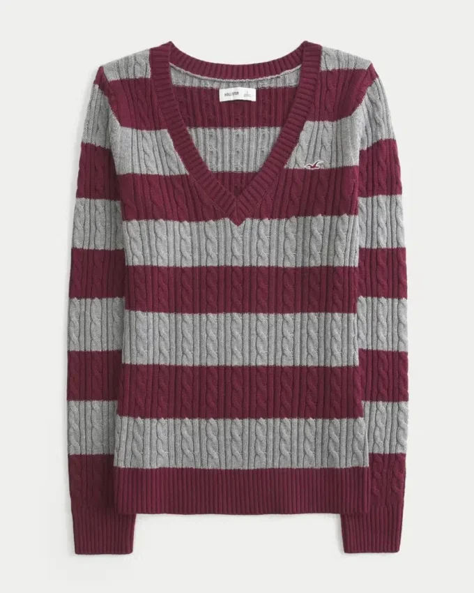 Ikonischer Pullover mit V-Ausschnitt und Zopfmuster Ikonischer Pullover mit V-Ausschnitt und Zopfmuster