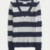 Ikonischer Pullover mit V-Ausschnitt und Zopfmuster Ikonischer Pullover mit V-Ausschnitt und Zopfmuster