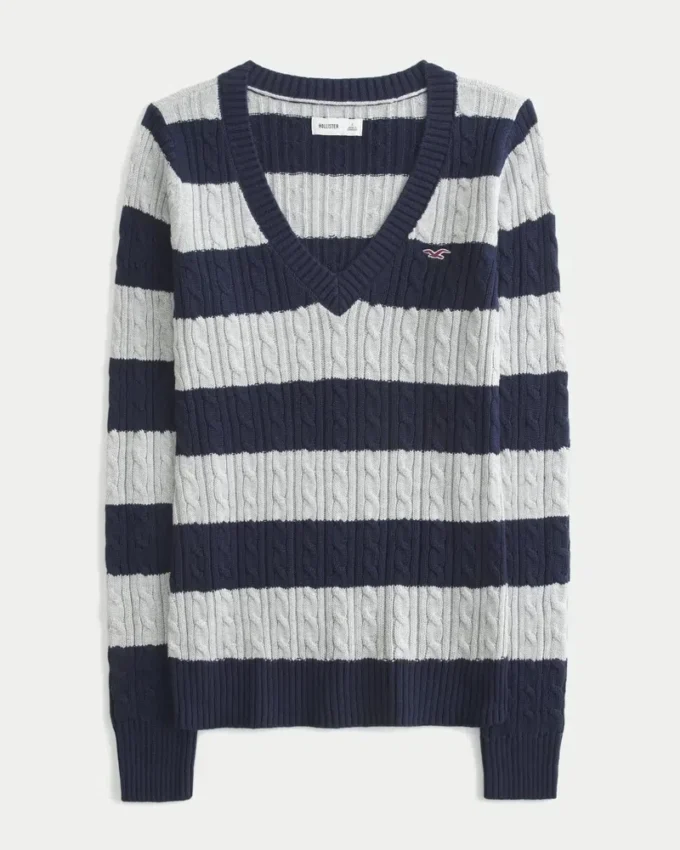 Ikonischer Pullover mit V-Ausschnitt und Zopfmuster Ikonischer Pullover mit V-Ausschnitt und Zopfmuster