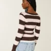 Ikonischer Pullover mit V-Ausschnitt und Zopfmuster Ikonischer Pullover mit V-Ausschnitt und Zopfmuster