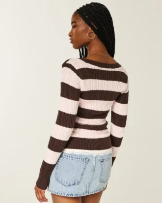 Ikonischer Pullover mit V-Ausschnitt und Zopfmuster