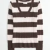 Ikonischer Pullover mit V-Ausschnitt und Zopfmuster Ikonischer Pullover mit V-Ausschnitt und Zopfmuster
