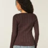 Ikonischer Pullover mit V-Ausschnitt und Zopfmuster
