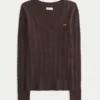 Ikonischer Pullover mit V-Ausschnitt und Zopfmuster