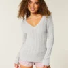 Ikonischer V-Ausschnitt-Pullover mit Zopfmuster Ikonischer V-Ausschnitt-Pullover mit Zopfmuster