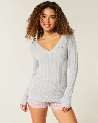 Ikonischer V-Ausschnitt-Pullover mit Zopfmuster