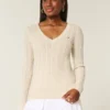 Ikonischer V-Ausschnitt-Pullover mit Zopfmuster Ikonischer V-Ausschnitt-Pullover mit Zopfmuster