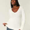 Ikonischer V-Ausschnitt-Pullover mit Zopfmuster Ikonischer V-Ausschnitt-Pullover mit Zopfmuster