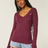 Ikonischer V-Ausschnitt-Pullover mit Zopfmuster Ikonischer V-Ausschnitt-Pullover mit Zopfmuster