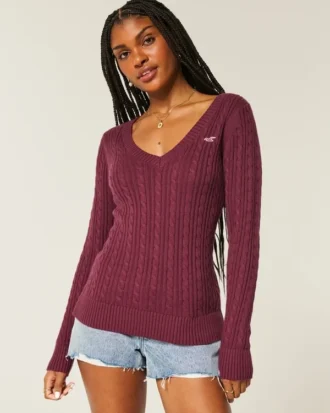 Ikonischer V-Ausschnitt-Pullover mit Zopfmuster