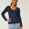 Ikonischer V-Ausschnitt-Pullover mit Zopfmuster Ikonischer V-Ausschnitt-Pullover mit Zopfmuster