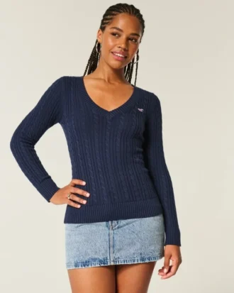 Ikonischer V-Ausschnitt-Pullover mit Zopfmuster