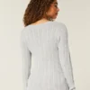Ikonischer V-Ausschnitt-Pullover mit Zopfmuster Ikonischer V-Ausschnitt-Pullover mit Zopfmuster