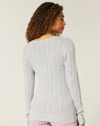 Ikonischer V-Ausschnitt-Pullover mit Zopfmuster