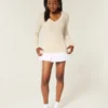 Ikonischer V-Ausschnitt-Pullover mit Zopfmuster Ikonischer V-Ausschnitt-Pullover mit Zopfmuster