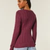 Ikonischer V-Ausschnitt-Pullover mit Zopfmuster Ikonischer V-Ausschnitt-Pullover mit Zopfmuster