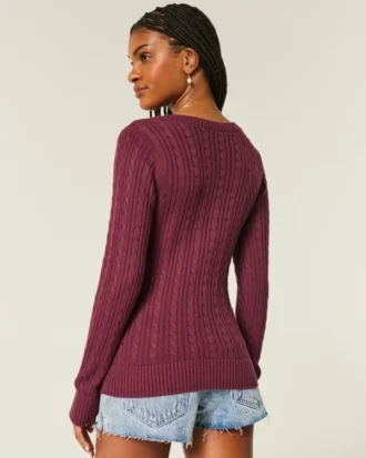 Ikonischer V-Ausschnitt-Pullover mit Zopfmuster