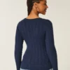 Ikonischer V-Ausschnitt-Pullover mit Zopfmuster Ikonischer V-Ausschnitt-Pullover mit Zopfmuster