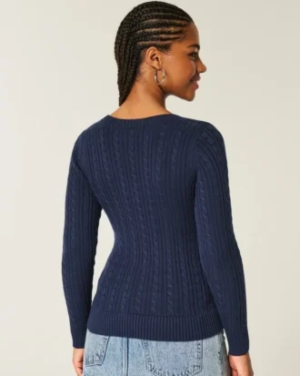 Ikonischer V-Ausschnitt-Pullover mit Zopfmuster