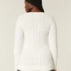 Ikonischer V-Ausschnitt-Pullover mit Zopfmuster Ikonischer V-Ausschnitt-Pullover mit Zopfmuster