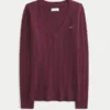 Ikonischer V-Ausschnitt-Pullover mit Zopfmuster Ikonischer V-Ausschnitt-Pullover mit Zopfmuster
