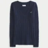 Ikonischer V-Ausschnitt-Pullover mit Zopfmuster Ikonischer V-Ausschnitt-Pullover mit Zopfmuster