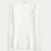 Ikonischer V-Ausschnitt-Pullover mit Zopfmuster Ikonischer V-Ausschnitt-Pullover mit Zopfmuster