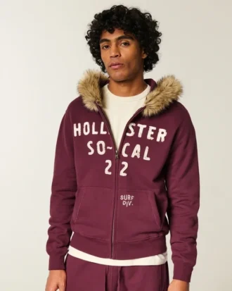 Kapuzenjacke mit Kunstfellbesatz, Reißverschluss und Logo-Grafik