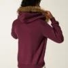 Kapuzenjacke mit Kunstfellbesatz, Reißverschluss und Logo-Grafik Kapuzenjacke mit Kunstfellbesatz, Reißverschluss und Logo-Grafik