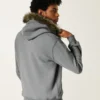 Kapuzenjacke mit Kunstfellbesatz, Reißverschluss und Logo-Grafik