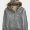 Kapuzenjacke mit Kunstfellbesatz, Reißverschluss und Logo-Grafik