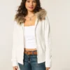 Kapuzenjacke mit Kunstfellbesatz und Logo-Grafik Kapuzenjacke mit Kunstfellbesatz und Logo-Grafik