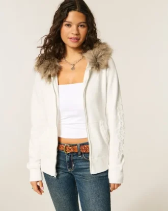 Kapuzenjacke mit Kunstfellbesatz und Logo-Grafik