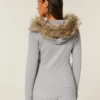 Kapuzenjacke mit Kunstfellbesatz und Logo-Grafik Kapuzenjacke mit Kunstfellbesatz und Logo-Grafik