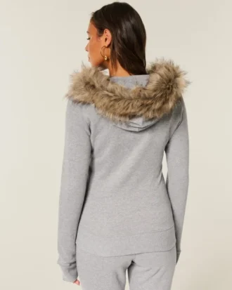 Kapuzenjacke mit Kunstfellbesatz und Logo-Grafik Kapuzenjacke mit Kunstfellbesatz und Logo-Grafik