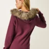 Kapuzenjacke mit Kunstfellbesatz und Logo-Grafik Kapuzenjacke mit Kunstfellbesatz und Logo-Grafik