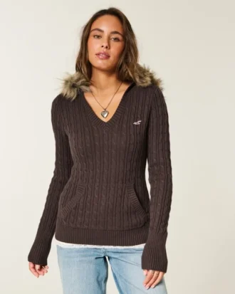 Kapuzenpullover mit Kunstfellbesatz und Zopfmuster Kapuzenpullover mit Kunstfellbesatz und Zopfmuster