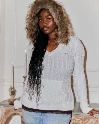 Kapuzenpullover mit Kunstfellbesatz und Zopfmuster Kapuzenpullover mit Kunstfellbesatz und Zopfmuster