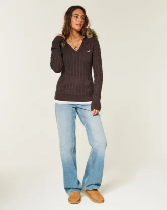 Kapuzenpullover mit Kunstfellbesatz und Zopfmuster Kapuzenpullover mit Kunstfellbesatz und Zopfmuster