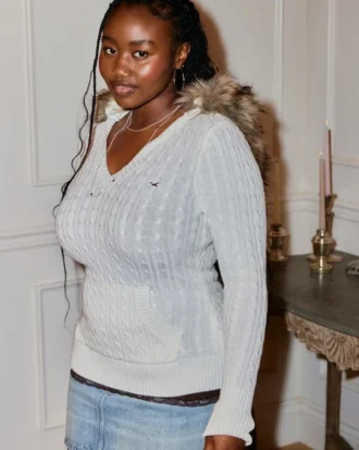 Kapuzenpullover mit Kunstfellbesatz und Zopfmuster Kapuzenpullover mit Kunstfellbesatz und Zopfmuster