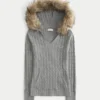 Kapuzenpullover mit Kunstfellbesatz und Zopfmuster