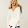 Kapuzenpullover mit Kunstfellbesatz und Zopfmuster Kapuzenpullover mit Kunstfellbesatz und Zopfmuster