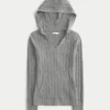 Kapuzenpullover mit Kunstfellbesatz und Zopfmuster