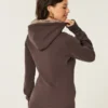Kapuzenpullover mit Kunstfellfutter und Grafik