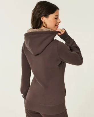 Kapuzenpullover mit Kunstfellfutter und Grafik